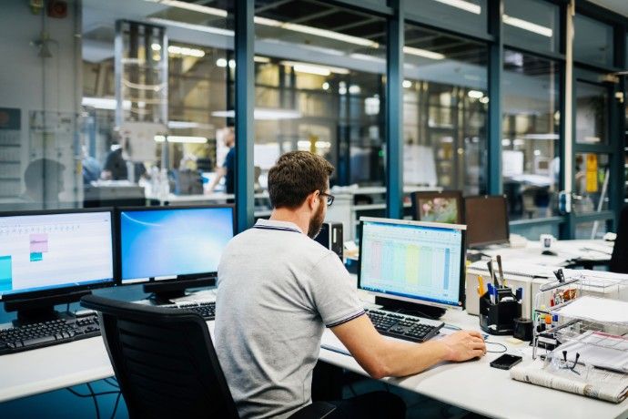 ey-engineer-in-control-room-of-a-factory.jpg.rendition.690.460.jpg
